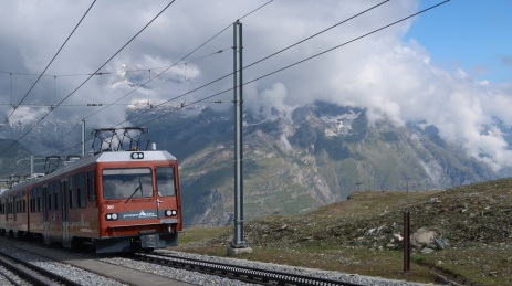 欧洲瑞士采尔马特橘红色冰川列车驶来