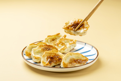 煎饺特写黄色莫兰迪色系背景