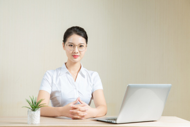 中国专业女性坐在电脑前