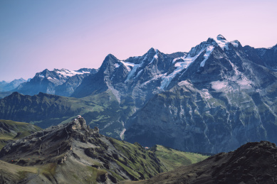 远望西欧瑞士阿尔卑斯山少女峰雪山