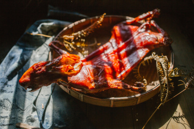 盘子里盛放着一只烤兔