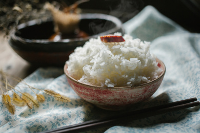 碗里装着雪白可口的米饭