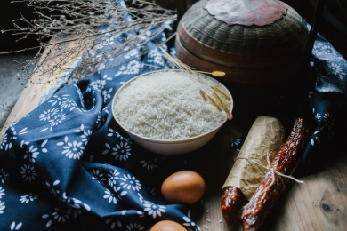 桌上的碗里装着雪白的大米