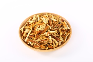 满满一盘陈皮干放在白底背景上