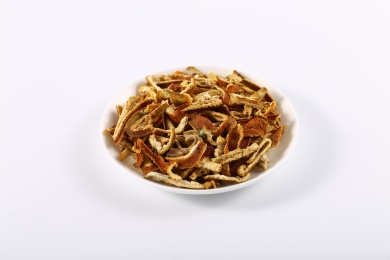 满满一盘陈皮干放在白底背景上