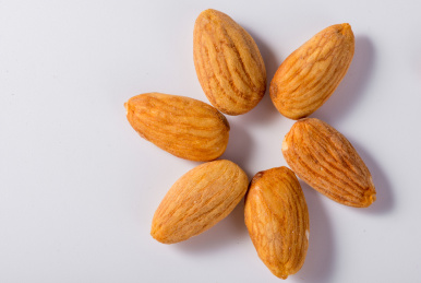 白色背景中的美味坚果扁桃仁