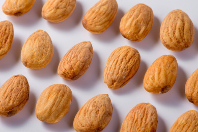 白色背景中的美味坚果扁桃仁