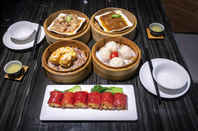 餐桌上各式各样的港式点心