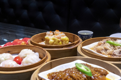 餐桌上各式各样的港式点心