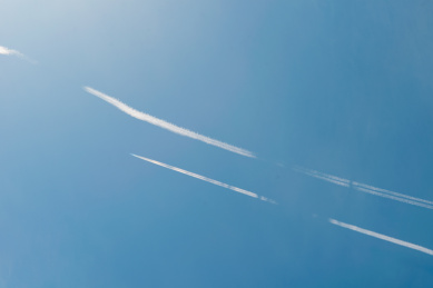 天空中飞机拉线