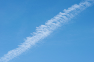 天空中飞机拉线