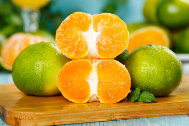 木板上放着蜜桔和蜜桔果肉