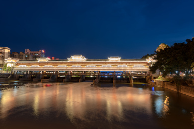 改造成复古廊桥的龙岩龙津河上的水闸夜景