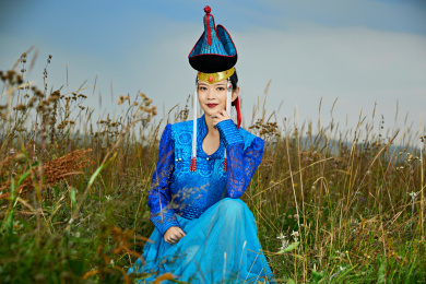 草原上身穿豪华蒙古族服饰的蒙族少女