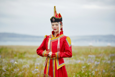 草原蒙古包前身穿豪华蒙古族服饰的蒙族少女