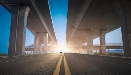 晴朗天空,立交桥下的高速公路路面 