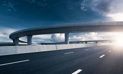 晴朗天空，高速公路立交桥上远眺城市