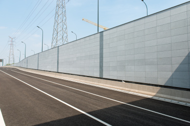 晴朗天空，城市高速公路地下通道入口 