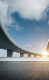 晴朗天空，立交桥下的高速公路路面