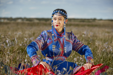 草原蒙古包前身穿豪华蒙古族服饰的蒙族少女