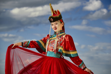 草原蒙古包前身穿豪华蒙古族服饰的蒙族少女