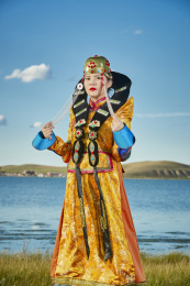 草原上穿着蒙古族服饰的年轻少女