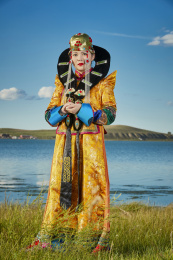 草原上穿着蒙古族服饰的年轻少女