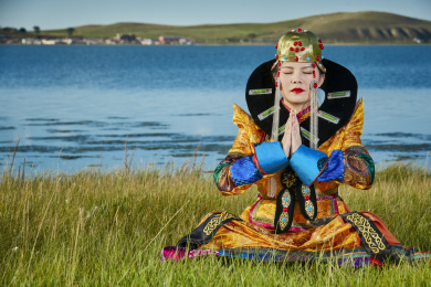 草原上穿着蒙古族服饰的年轻少女