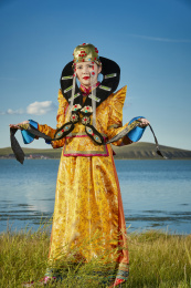 草原上穿着蒙古族服饰的年轻少女