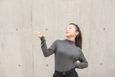 年轻女士在户外自由舞蹈