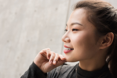 年轻女士用手托着下巴特写