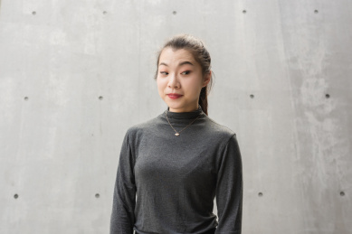 年轻女士在户外斜眼盯着的面部表情