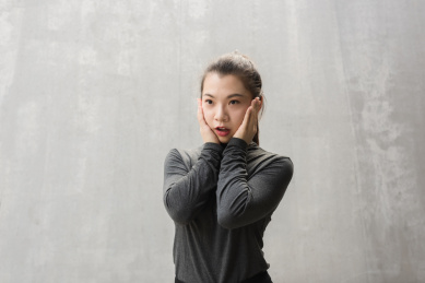 年轻女士双手摸着脸部惊悚表情