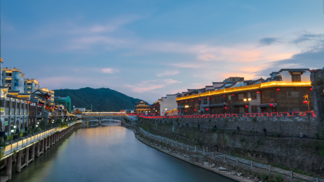 傍晚晚霞下的汀江及两岸城墙和古建筑，中国