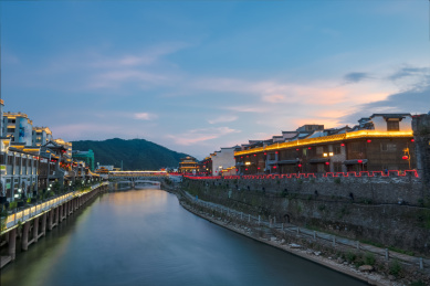 傍晚晚霞下的汀江及两岸城墙和古建筑，中国