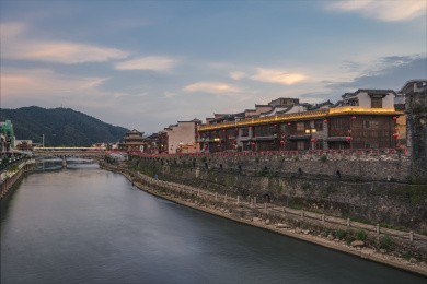 傍晚晚霞下的汀江及两岸城墙和古建筑，中国