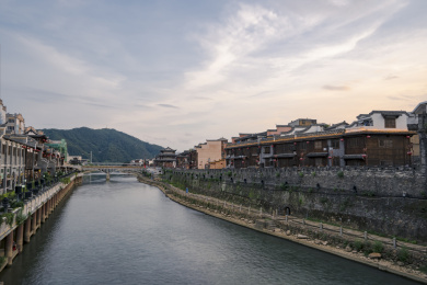 傍晚晚霞下的汀江及两岸城墙和古建筑，中国