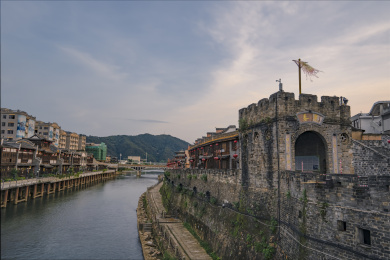 傍晚晚霞下的汀江及两岸城墙和古建筑，中国