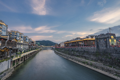 傍晚晚霞下的汀江及两岸城墙和古建筑，中国
