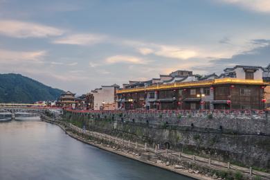 傍晚晚霞下的汀江及两岸城墙和古建筑，中国