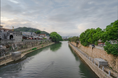 傍晚晚霞下的汀江及两岸城墙和古建筑，中国