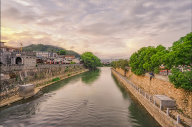 傍晚晚霞下的汀江及两岸城墙和古建筑，中国