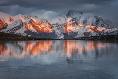 中国四川甘孜康定冷嘎措的风光
