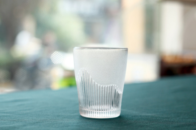 一个磨砂条纹空玻璃杯