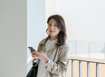 拿着手机的女士