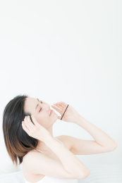 白色背景前年轻漂亮的东方女性肖像