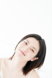 白色背景前年轻漂亮的东方女性肖像