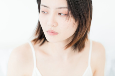 白色背景前年轻漂亮的东方女性肖像