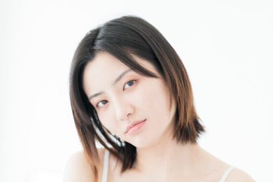 白色背景前年轻漂亮的东方女性肖像