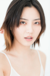 白色背景前年轻漂亮的东方女性肖像